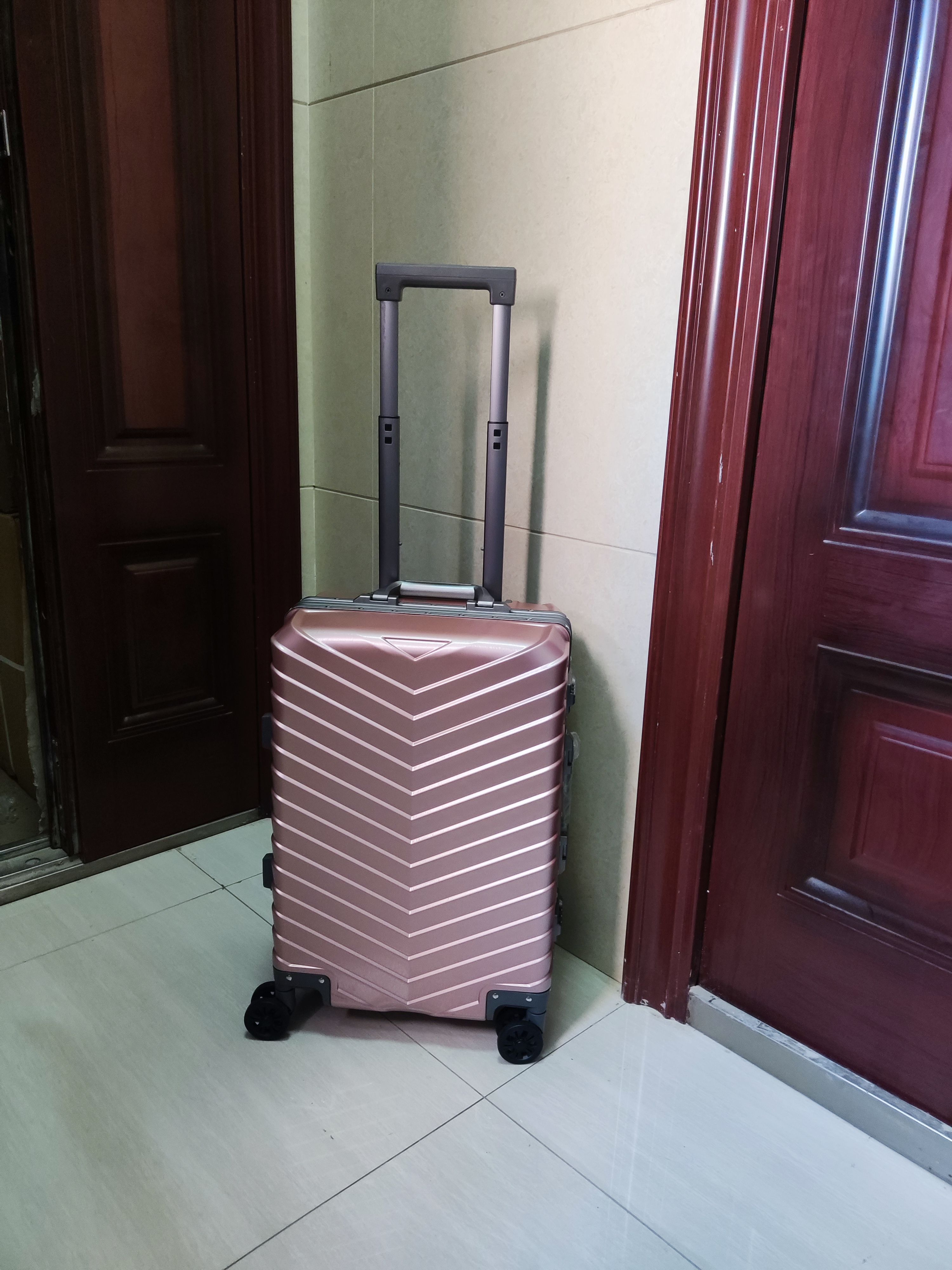 欧森拉杆箱旅行箱卡扣万向轮行李旅行箱专柜正品铝合金框防摔抗压图片