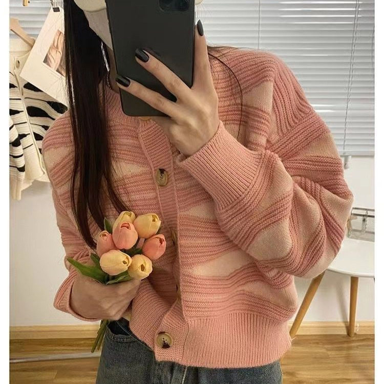 慵懒风上衣高级感宽松针织开衫外套女春秋设计感小众短款粉色毛衣