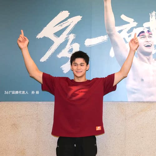 圆领短T恤
