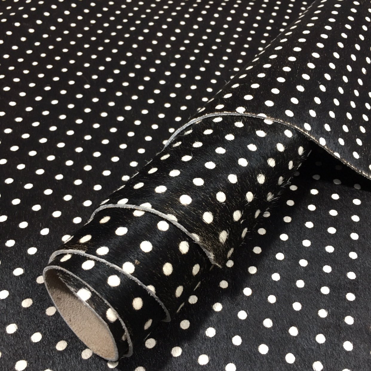 G17391黑白圆点牛毛皮毛一体1.4mm适中真皮手工皮具diy皮料