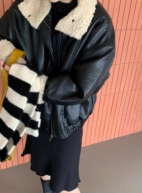 复古翻领皮毛一体羊羔毛拼接PU皮衣外套女冬季宽松机车皮夹克上衣