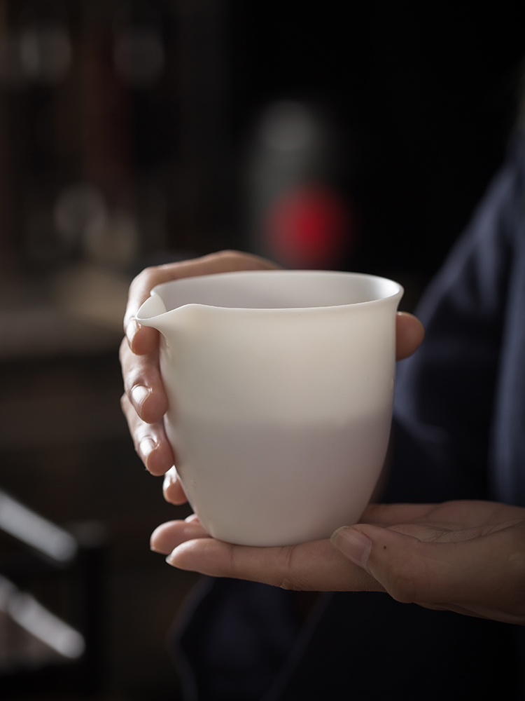 Dehua white porcelain fair cup Ceramic tea Sea Gongfu tea set Handmade sheep fat jade large tea separator Pure white tea set