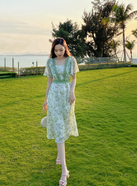 法式方领碎花连衣裙女夏荷叶边飘逸仙女气质收腰绿色雪纺中长款裙