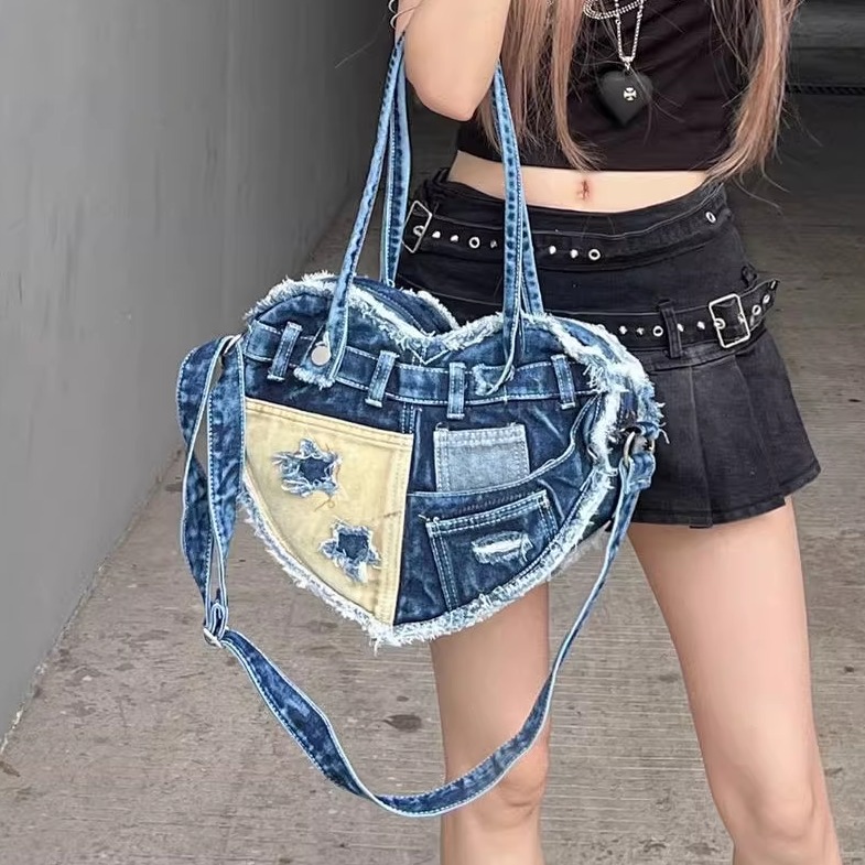 2025新款辣妹风牛仔爱心斜挎包女小众设计感毛边腋下包