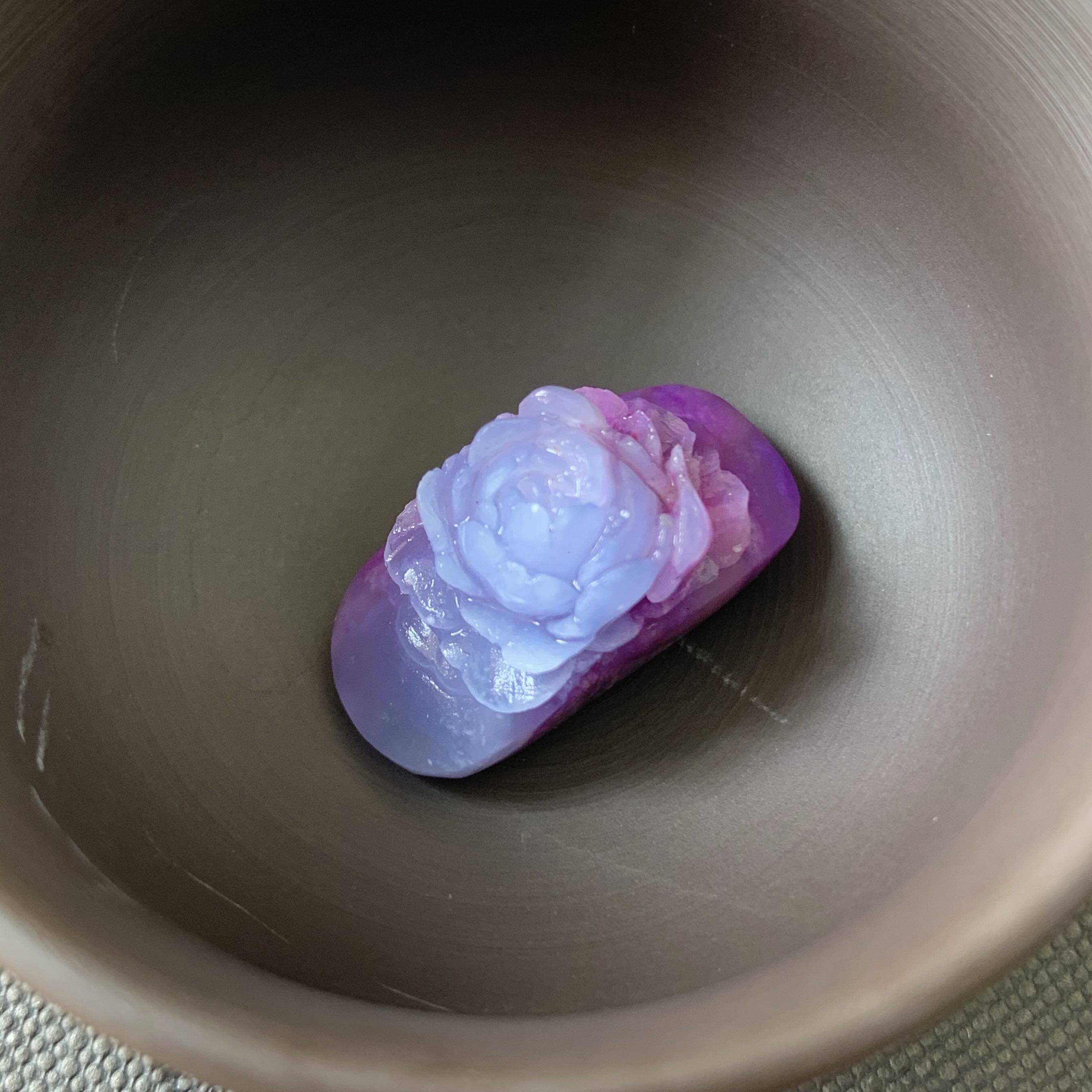 醒走 天然舒俱来老料玉化冰透果冻蓝紫双色雕刻牡丹花牌雕刻件