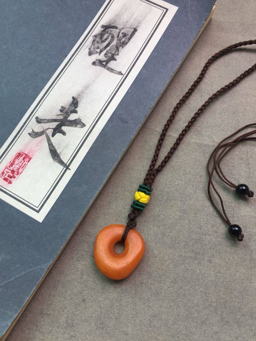 醒走 西亚天然古董老蜜蜡橘红皮老蜡饼子平安扣吊坠项链