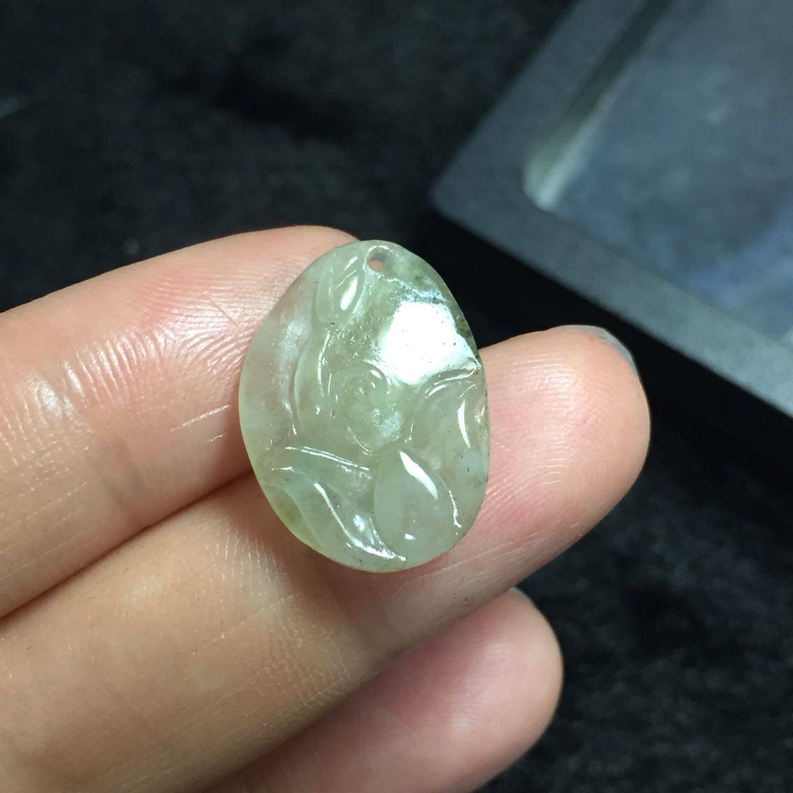 醒走 天然舒俱来老料全玉化冰透翡翠绿色舒俱莱雕刻花牌小吊坠