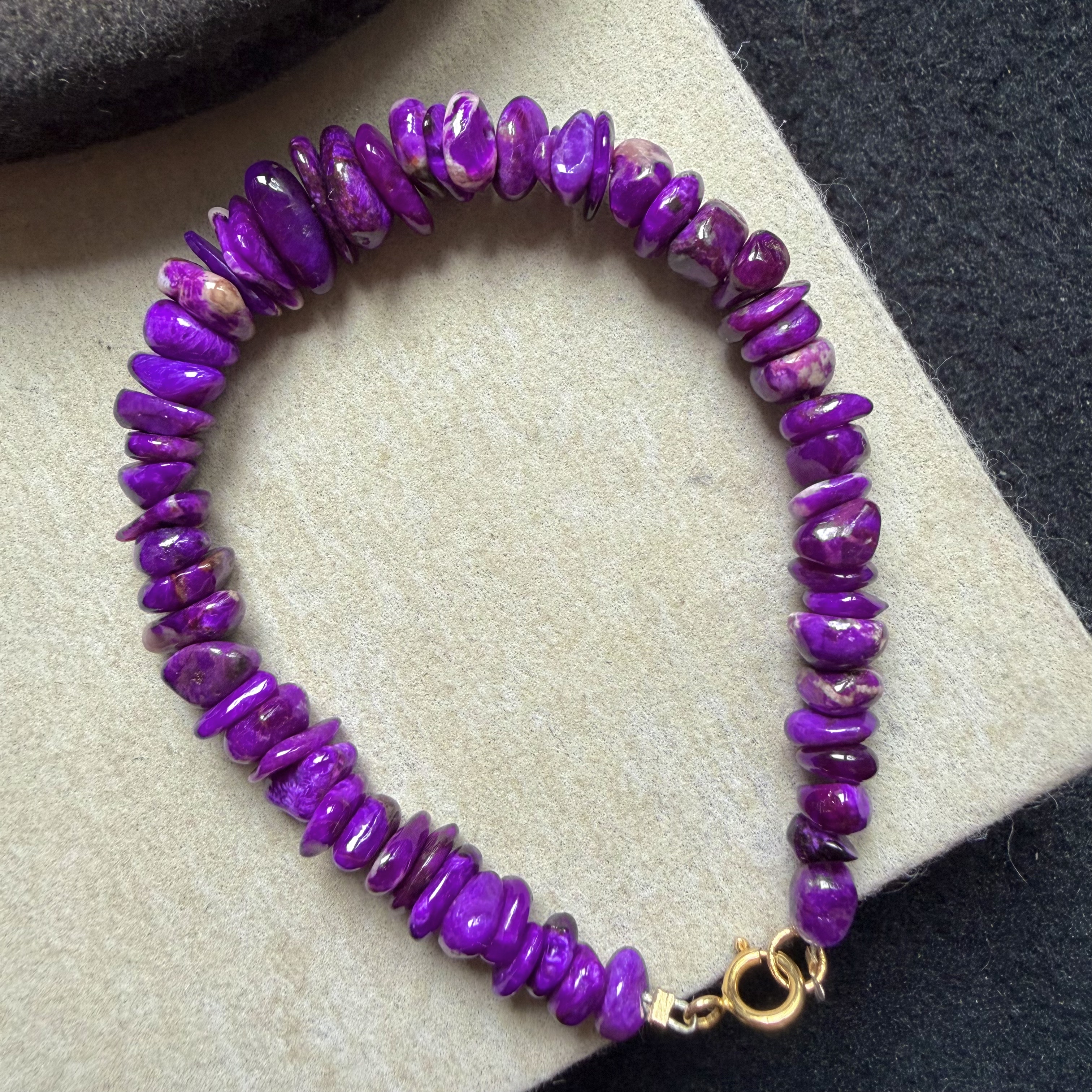 醒走稀有天然舒俱来艳丽皇家紫丝绒紫奶昔碎石随型苏纪石手串手链