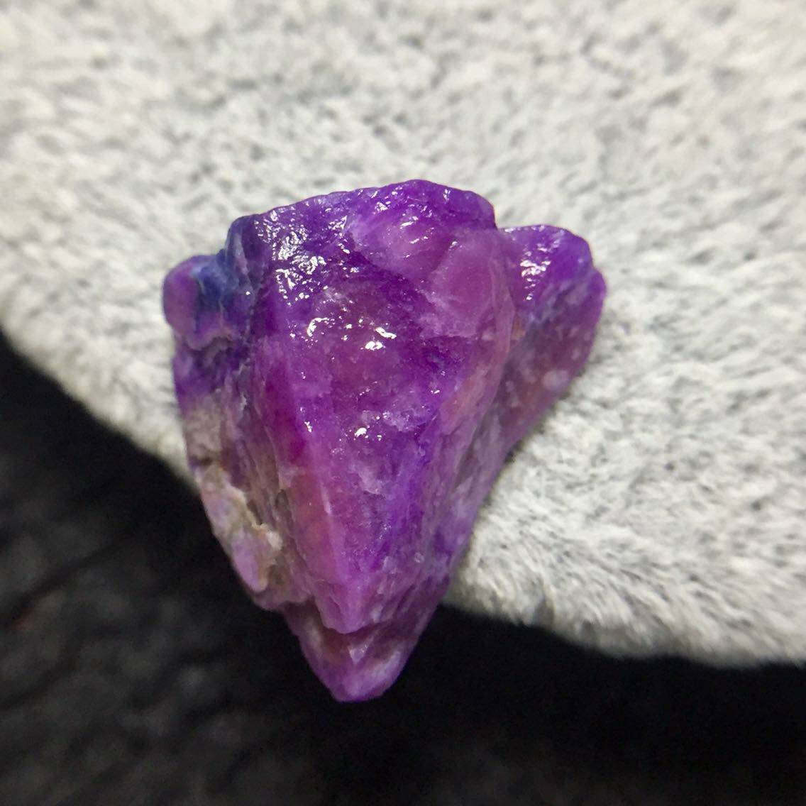 醒走 天然舒俱来老料玉化透皇家紫幻彩粉紫色原石小料苏纪石原料