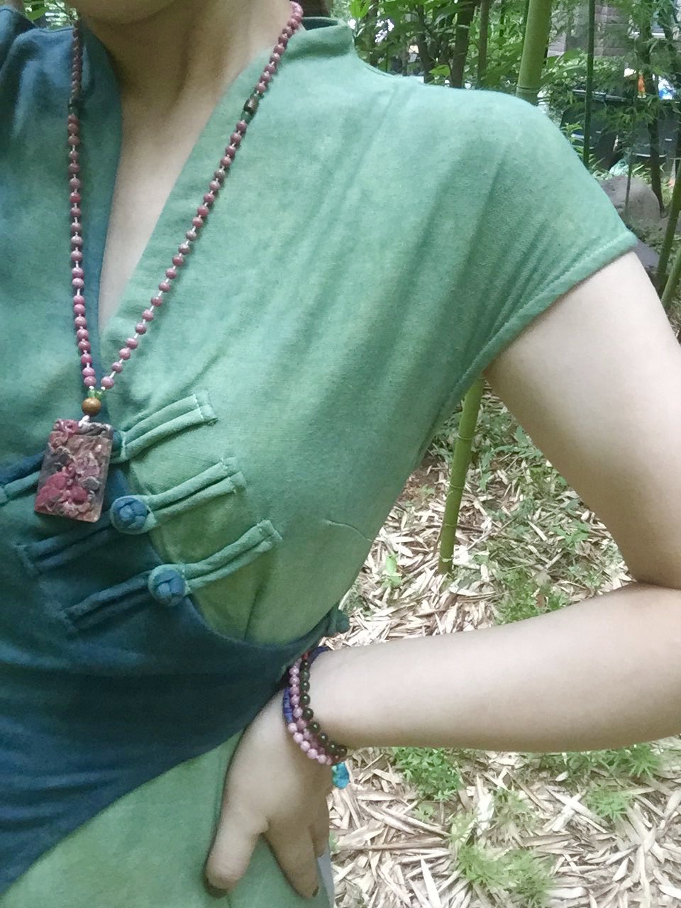 原创俏色鱼戏莲花雕刻蔷薇石项链