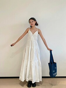 海边度假吊带裙夏法式文艺沙滩裙气质显瘦裙子三亚白色无袖连衣裙