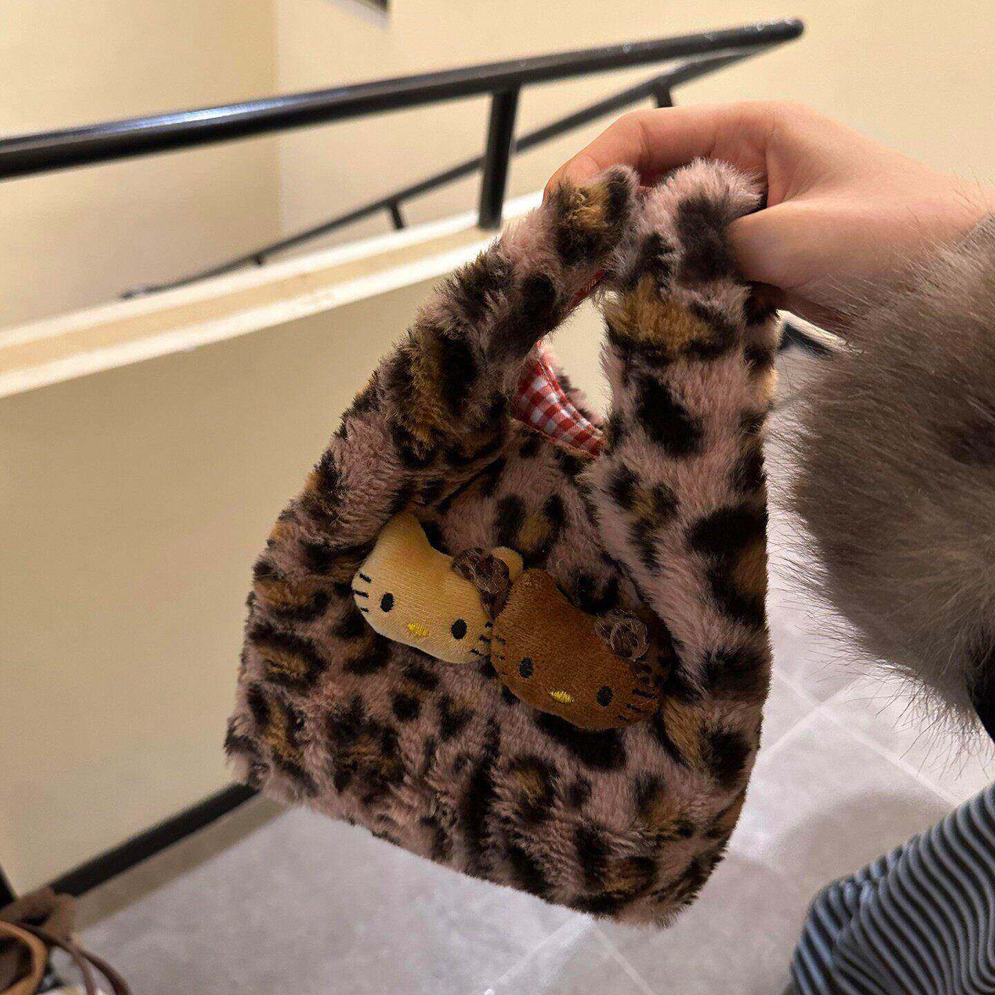 日本正版粉色豹纹毛绒猫咪手提包包女新款秋冬通勤手腕包可爱小包