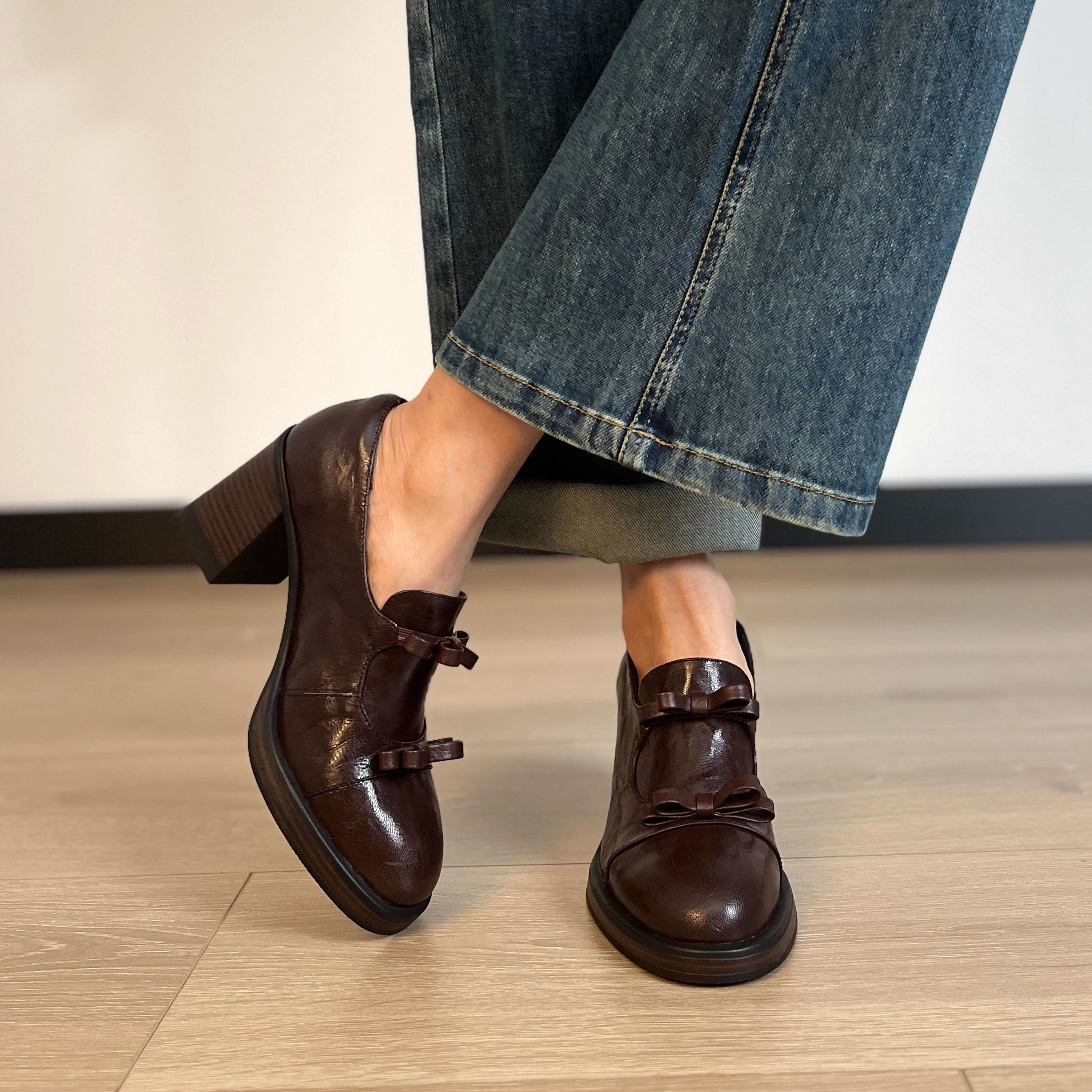 2026春季新款英伦风蝴蝶结粗跟深口单鞋女一脚蹬乐福鞋高跟小皮鞋