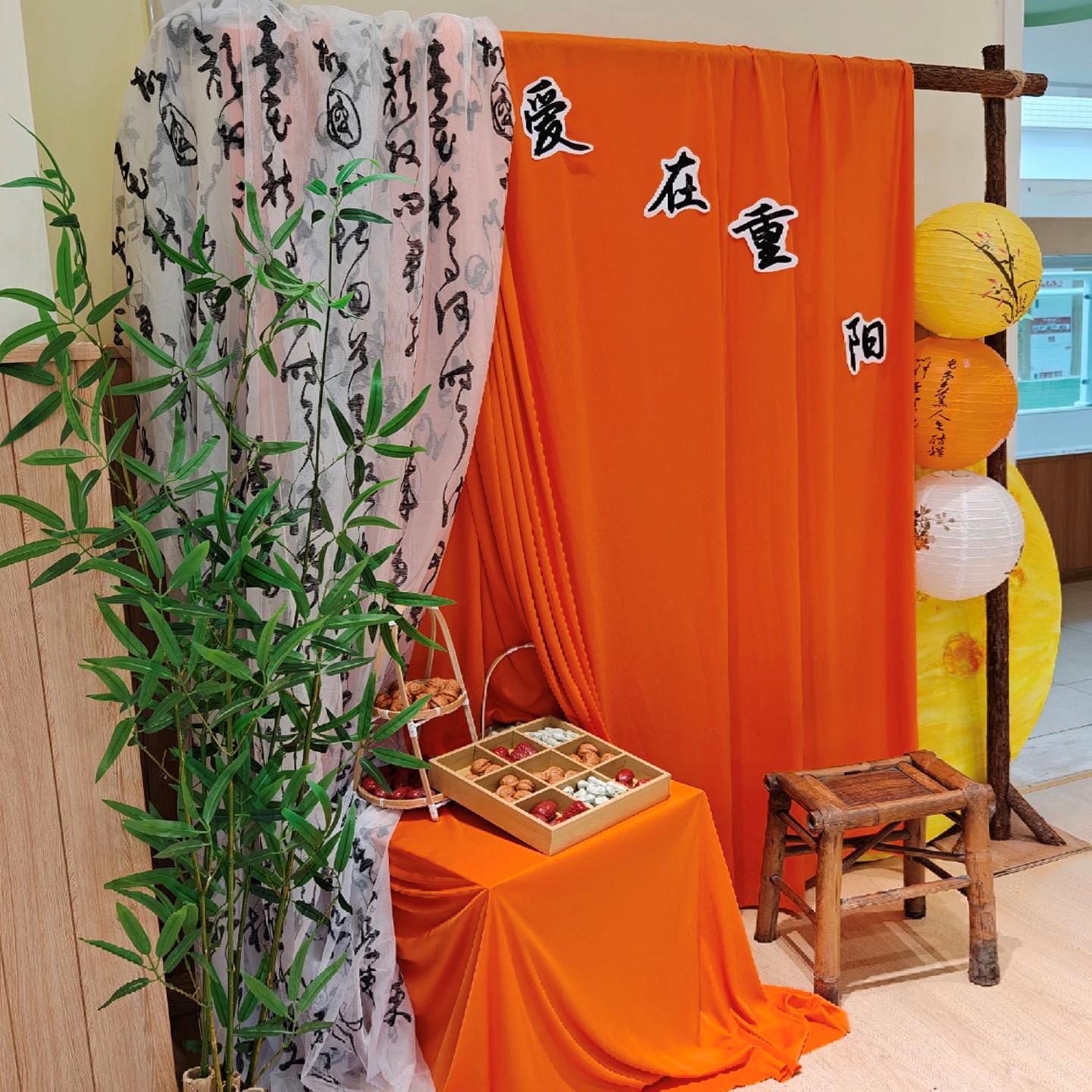 幼儿园秋季环创橘黄色布幔书法纱