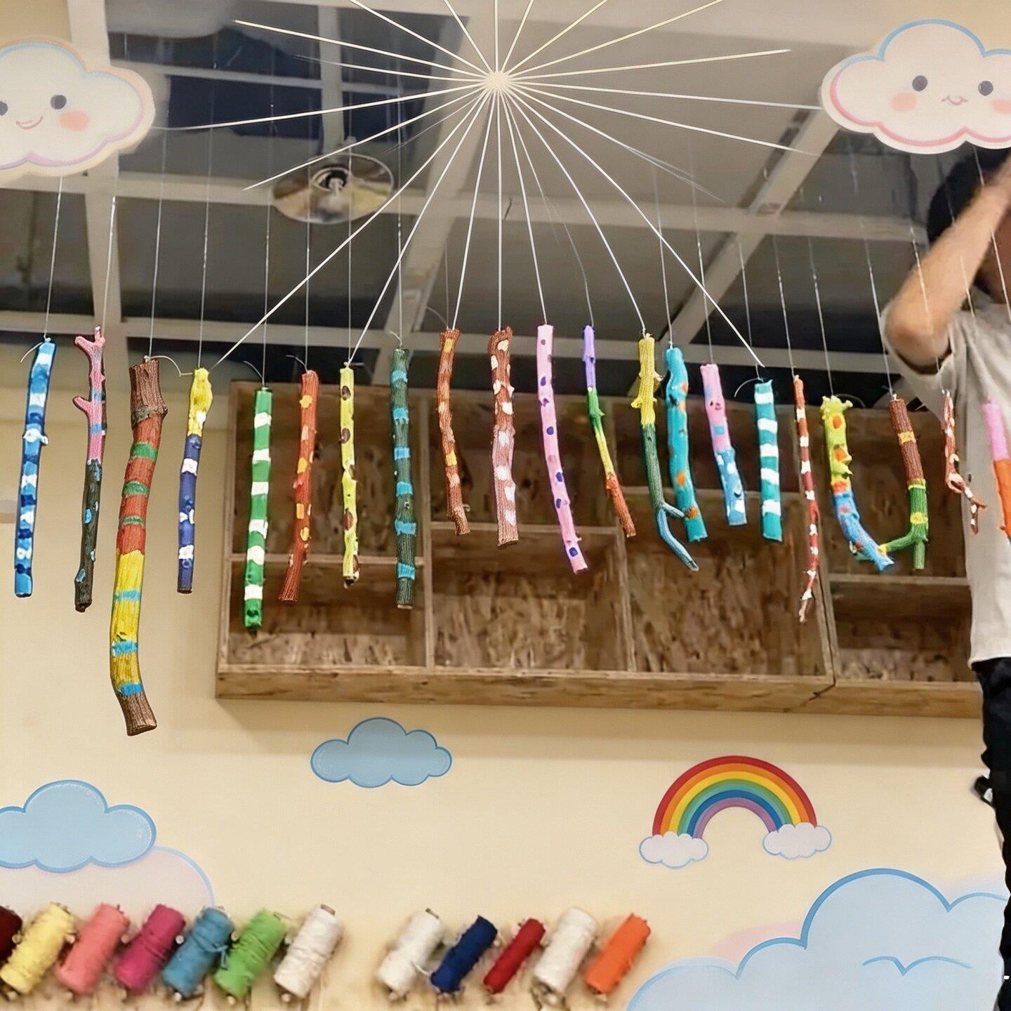 幼儿园美工区涂鸦树枝吊饰环创