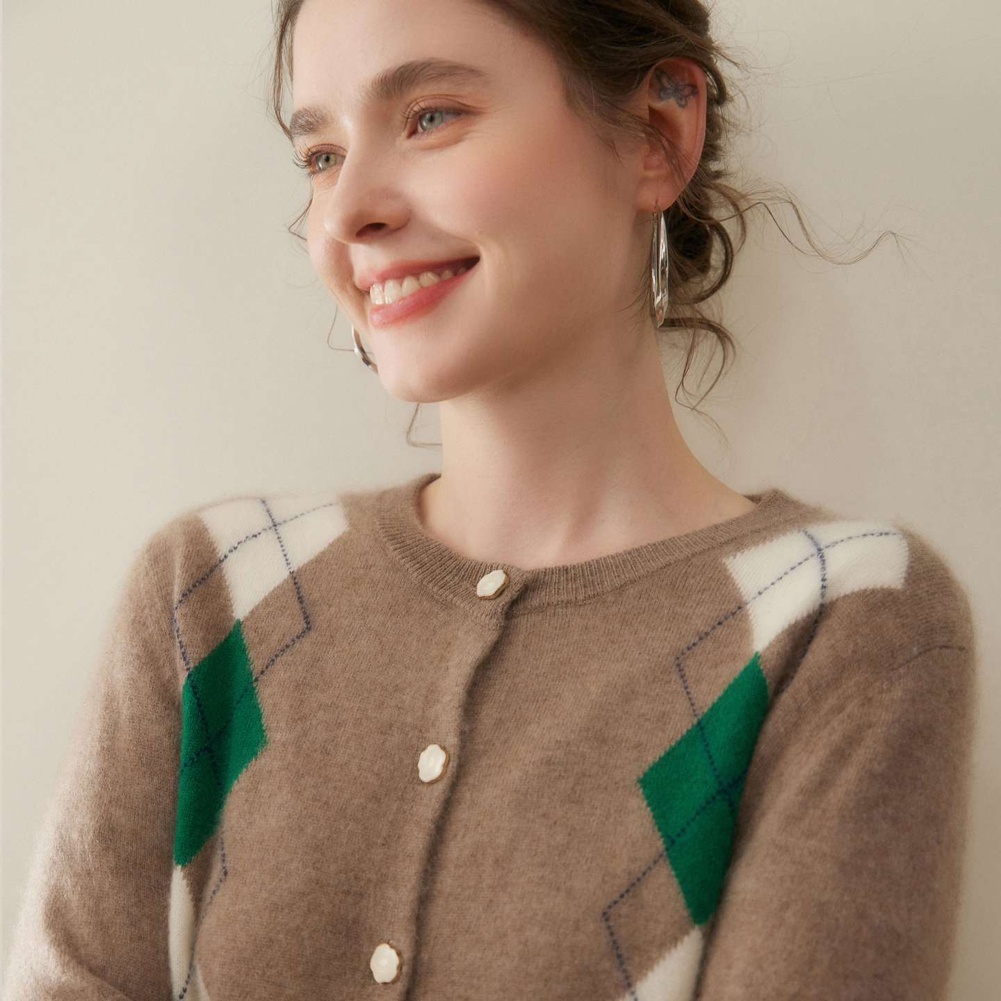 100%纯山羊绒开衫女撞色菱形格子