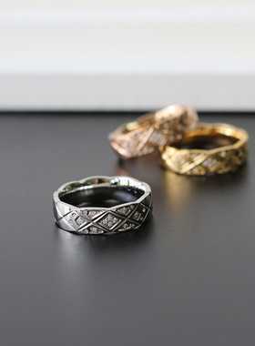 经典菱格微镶半钻戒指女交叉纹 钛钢镀18K金三色玫瑰金饰品 JZ039