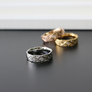 经典菱格微镶半钻戒指女交叉纹 钛钢镀18K金三色玫瑰金饰品 JZ039