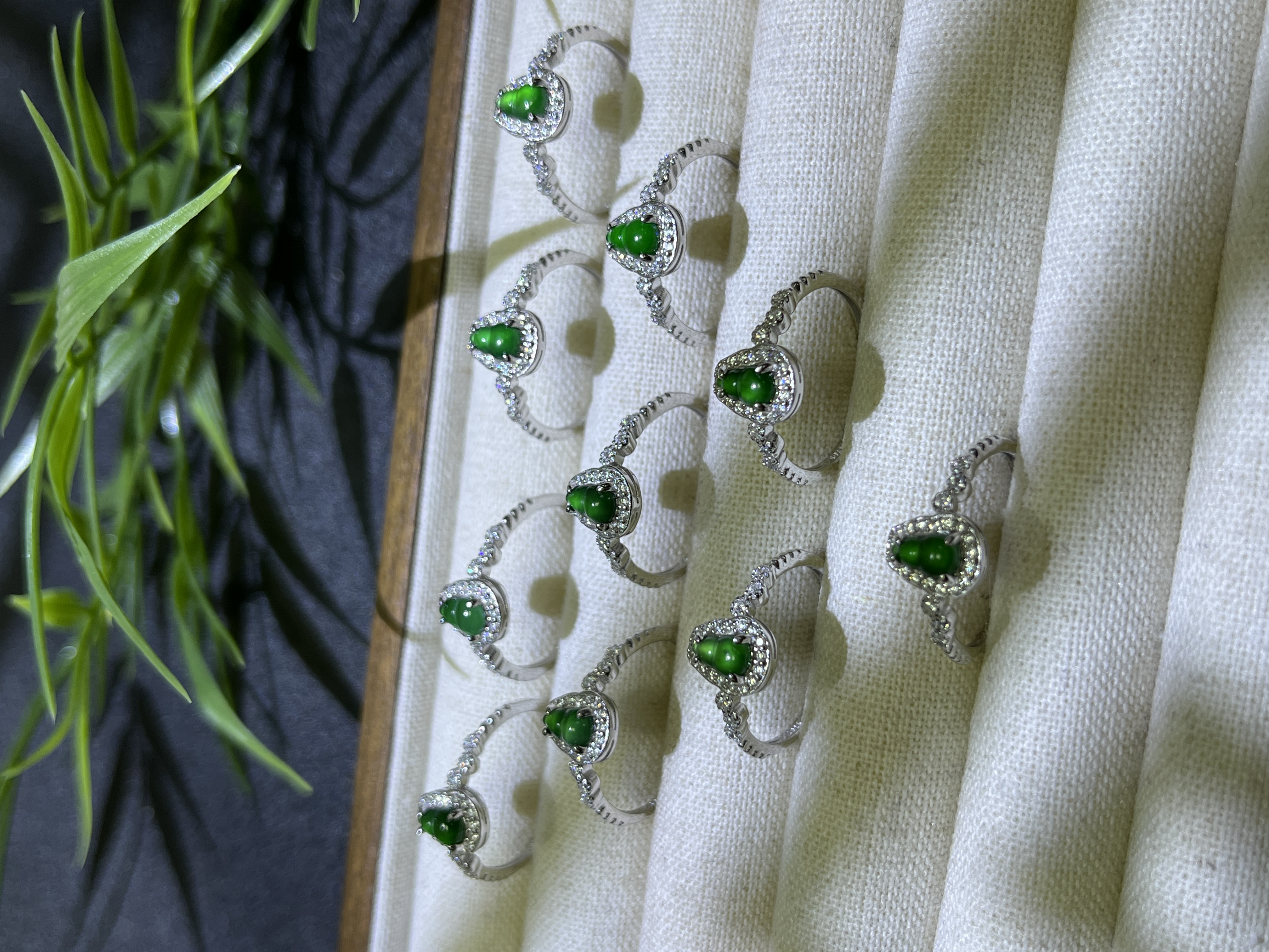 新店优惠a货翡翠阳绿帝王绿葫芦开口戒指纯银豪镶玻璃种戒指