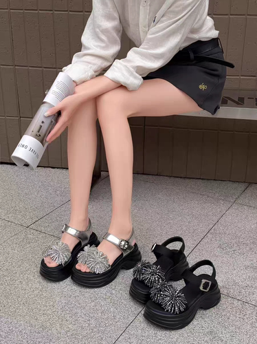 娇娅媚妮专柜正品2026新款牛皮水钻烟花坡跟松糕厚底增高沙滩凉鞋