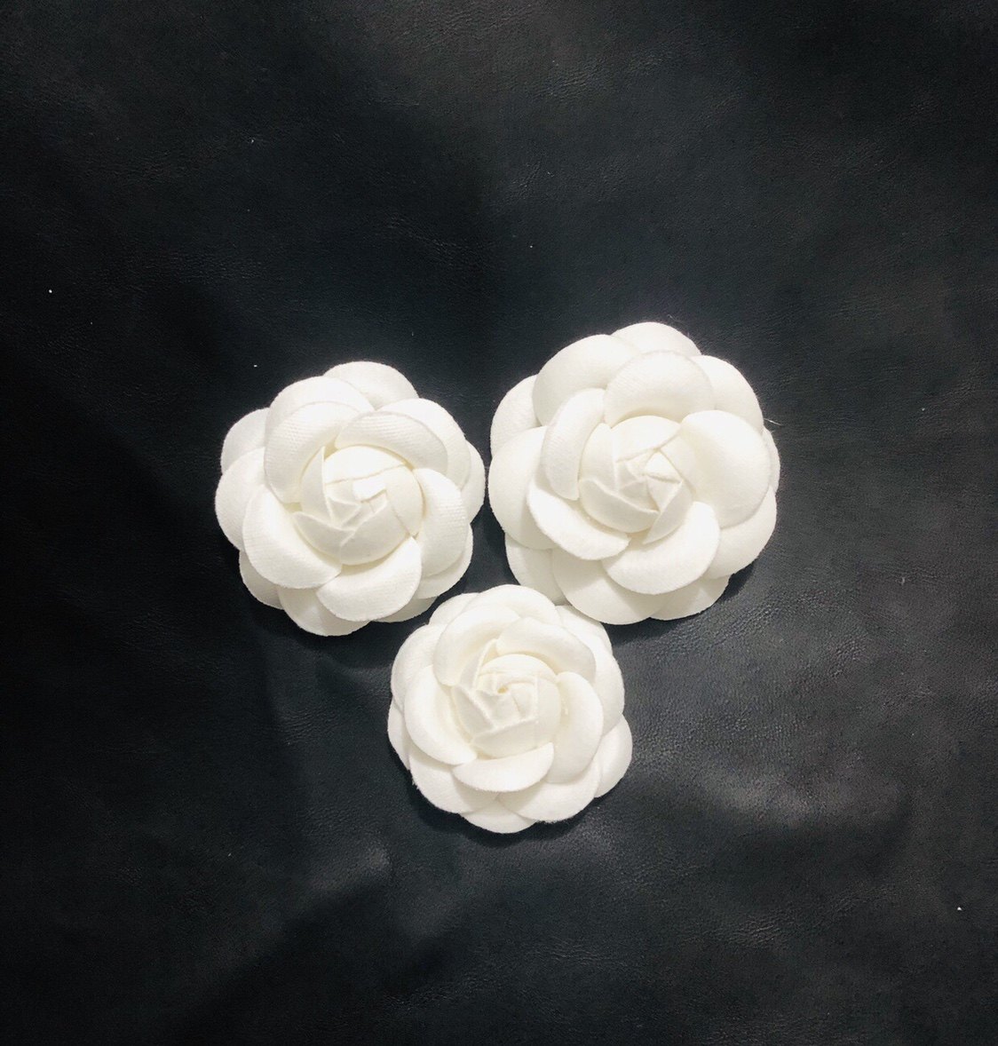 高端绒布经典山茶花帽子挂件小香花白花朵饰品胸花头夹花底加胸针
