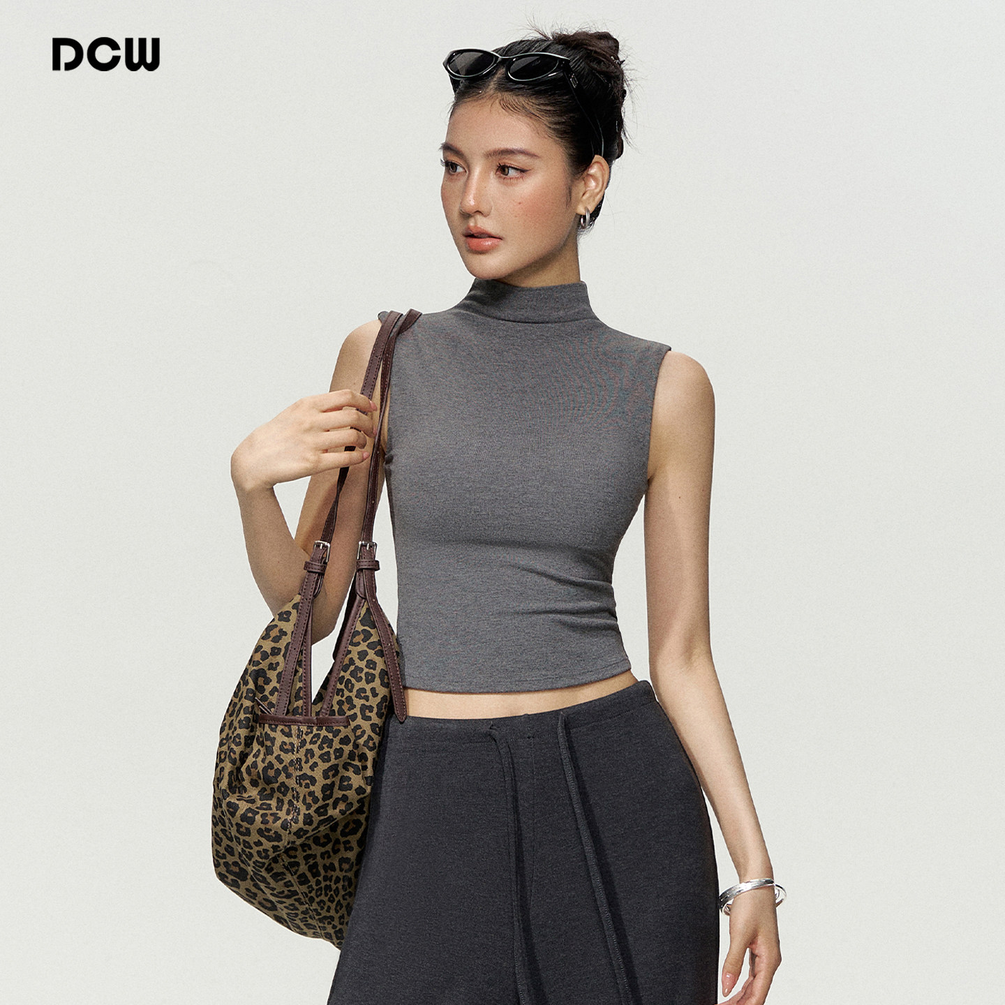 dcw带胸垫修身显瘦瑜伽健身背心图片