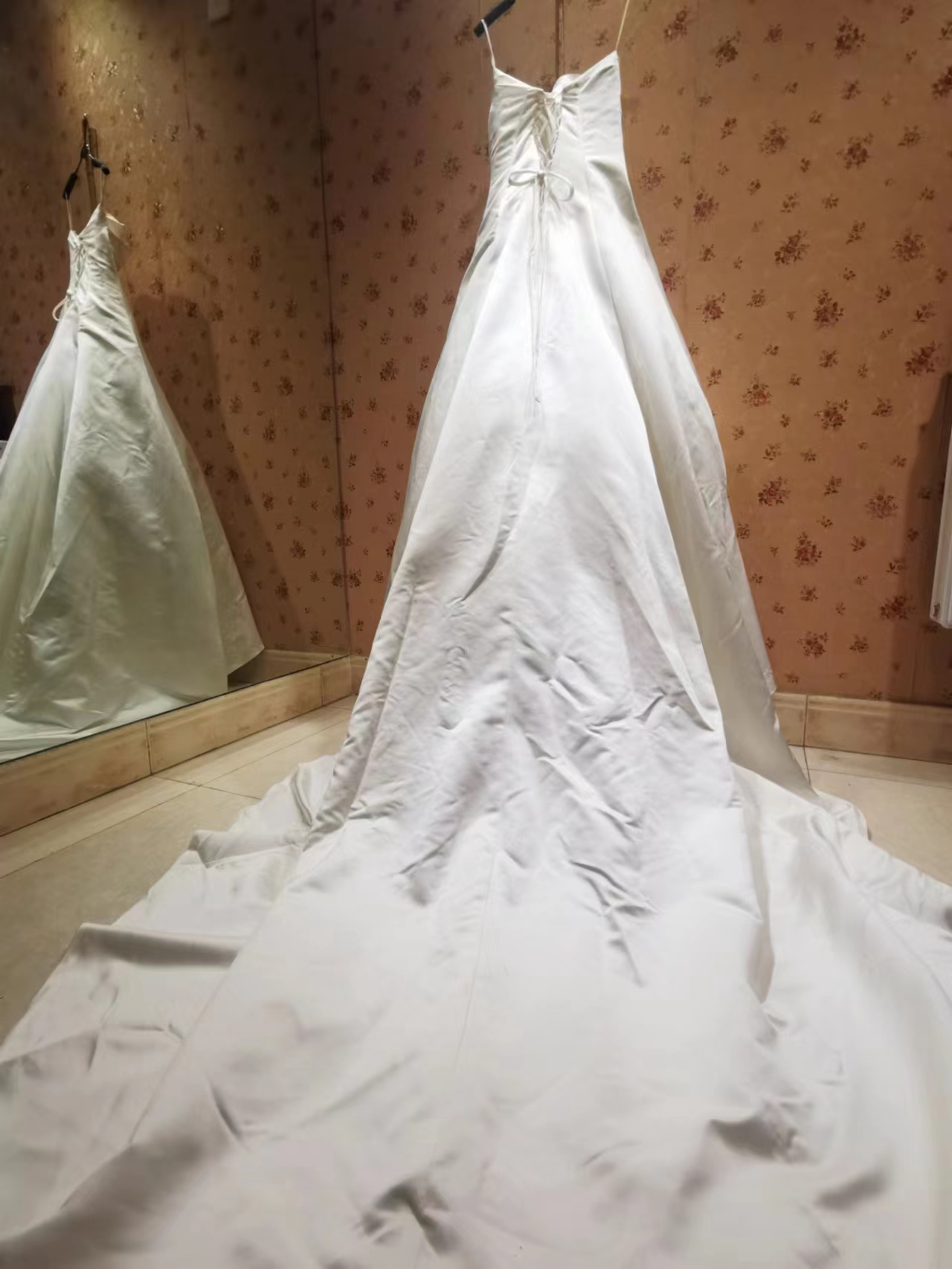 成都罗曼蒂克素版缎面法式拖尾婚纱A0912-34清货包邮