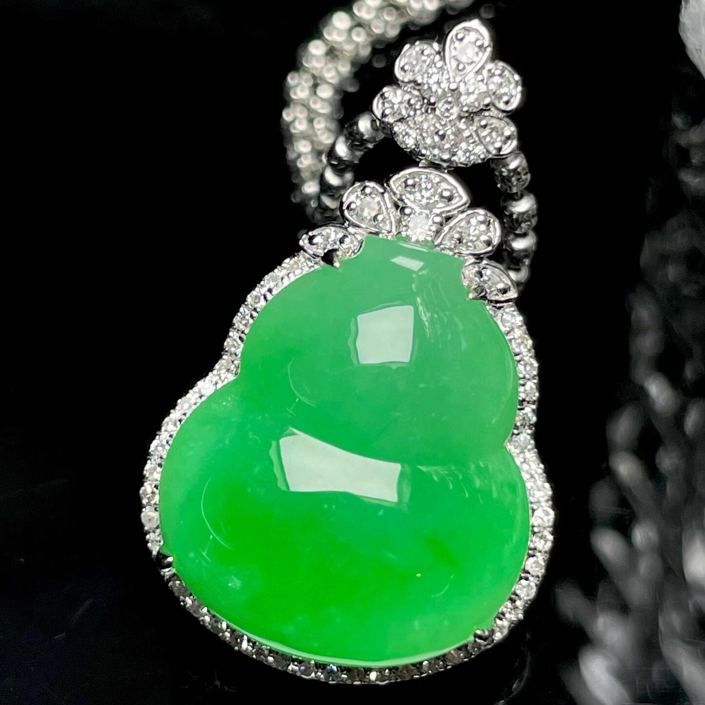 特价小夏珠宝18K金南非钻镶嵌缅甸天然A货翡翠冰种阳绿葫芦吊坠