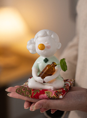 现代人物雕像幸运草小娘摆件轻奢高级玄关酒柜书房装饰陶瓷工艺品