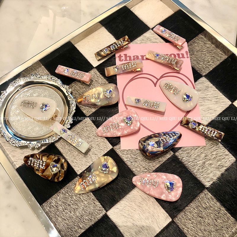 法式miu字母水钻爱心醋酸鸭嘴夹 轻奢百搭侧边刘海发夹发饰女