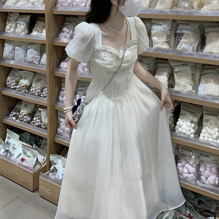 茶歇法式时尚白色方领雪纺泡泡袖短袖连衣裙女夏裙子收腰a字长裙