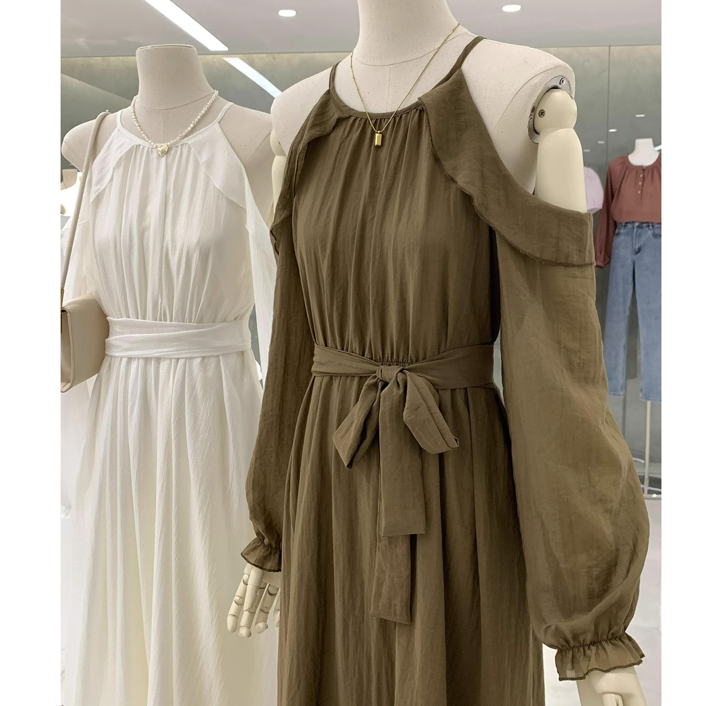 韩系温柔纯欲挂脖连衣裙春秋款新款小心机露肩系带高腰显瘦长袖裙