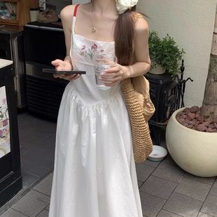 新款 纯欲风甜美白色吊带连衣裙女夏季 气质收腰显瘦海边度假风长裙