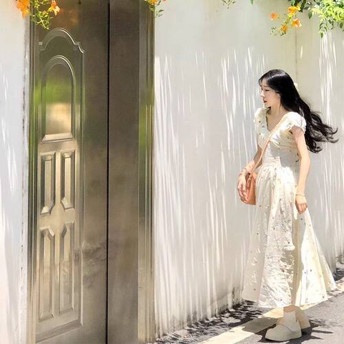 夏季法式设计感V领碎花连衣裙小个子奶甜初恋收腰显瘦别致长裙子
