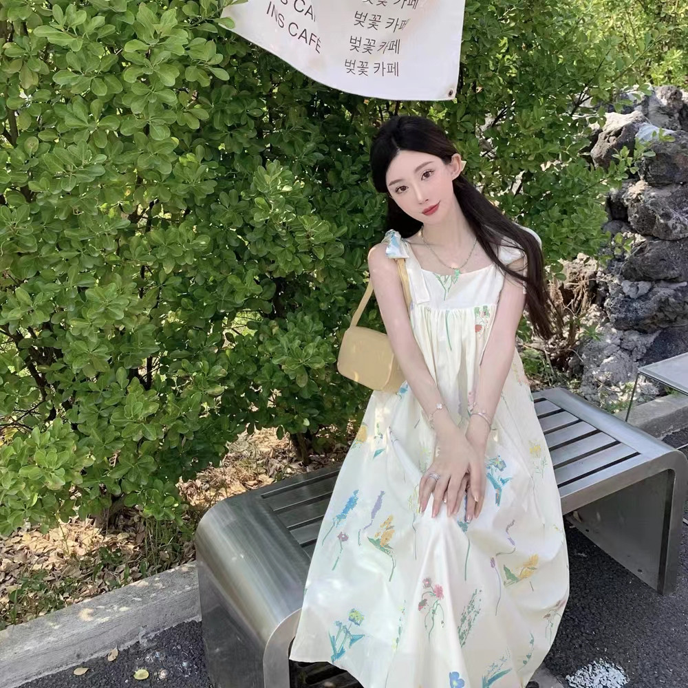 海边度假碎花吊带连衣裙女夏季沙图片