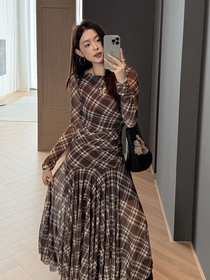 大码女装胖mm甜酷风法式复古格纹长袖连衣裙早秋收腰显瘦大摆长裙