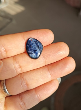 纯天然蓝宝石原石原矿石山东蓝宝石 随形小挂件透11.2ct 天地灵石