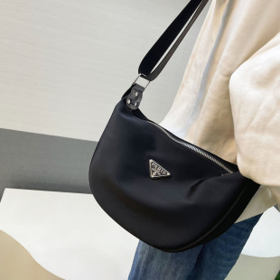 2026新款日常通勤大容量轻便饺子包百搭休闲防水三角标中性斜挎包