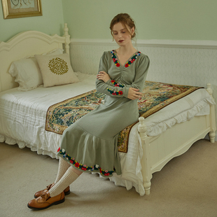 2025秋冬 复古森女 薄荷绿 V领修身 针织连衣裙 手工绣花 脸儿艺