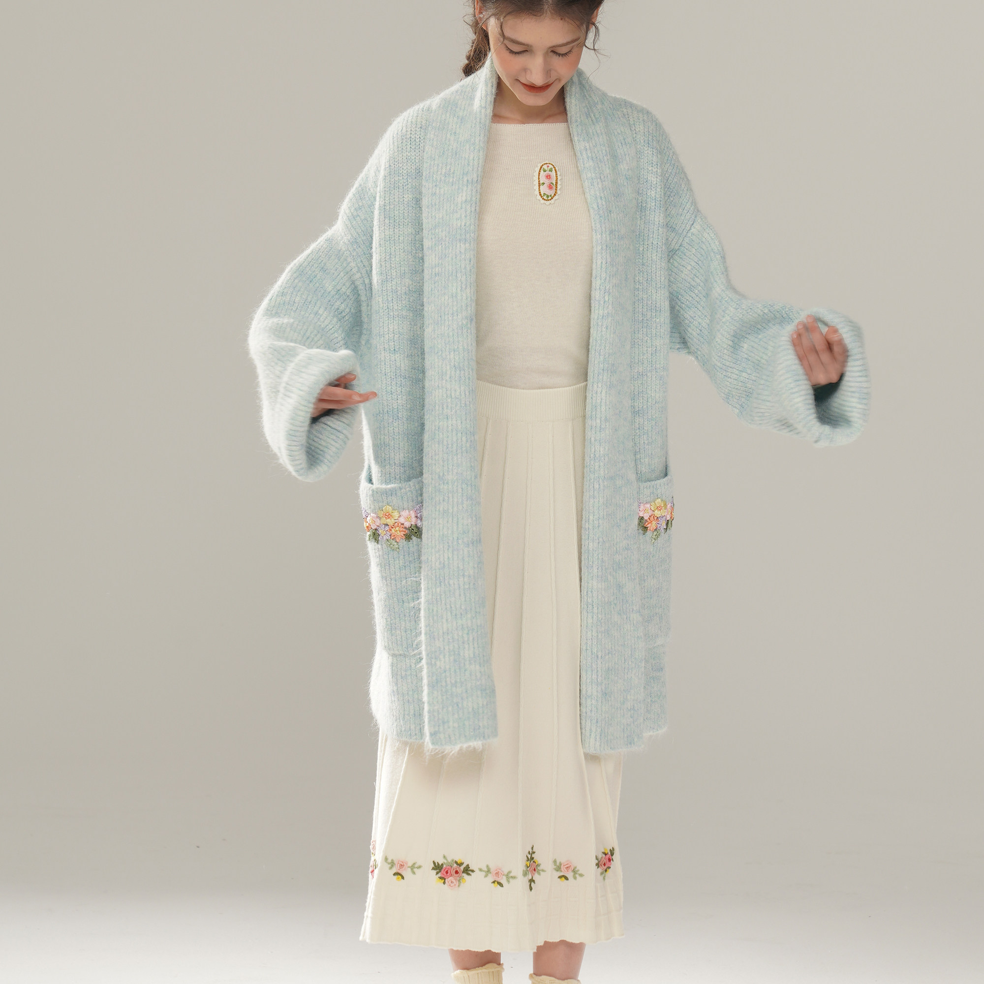 脸儿艺 淡雅水蓝色 手工绣花 oversized宽松大版 垂感开衫外套