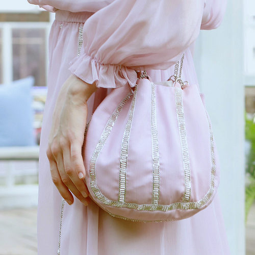 脸儿艺森女手工钉珠链条斜挎小包