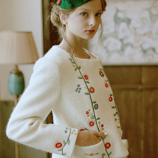 衬肤色 厚实保暖 森女羊毛呢短外套 奶茶清新刺绣花 脸儿艺