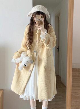 奶黄色翻领彩色扣毛呢外