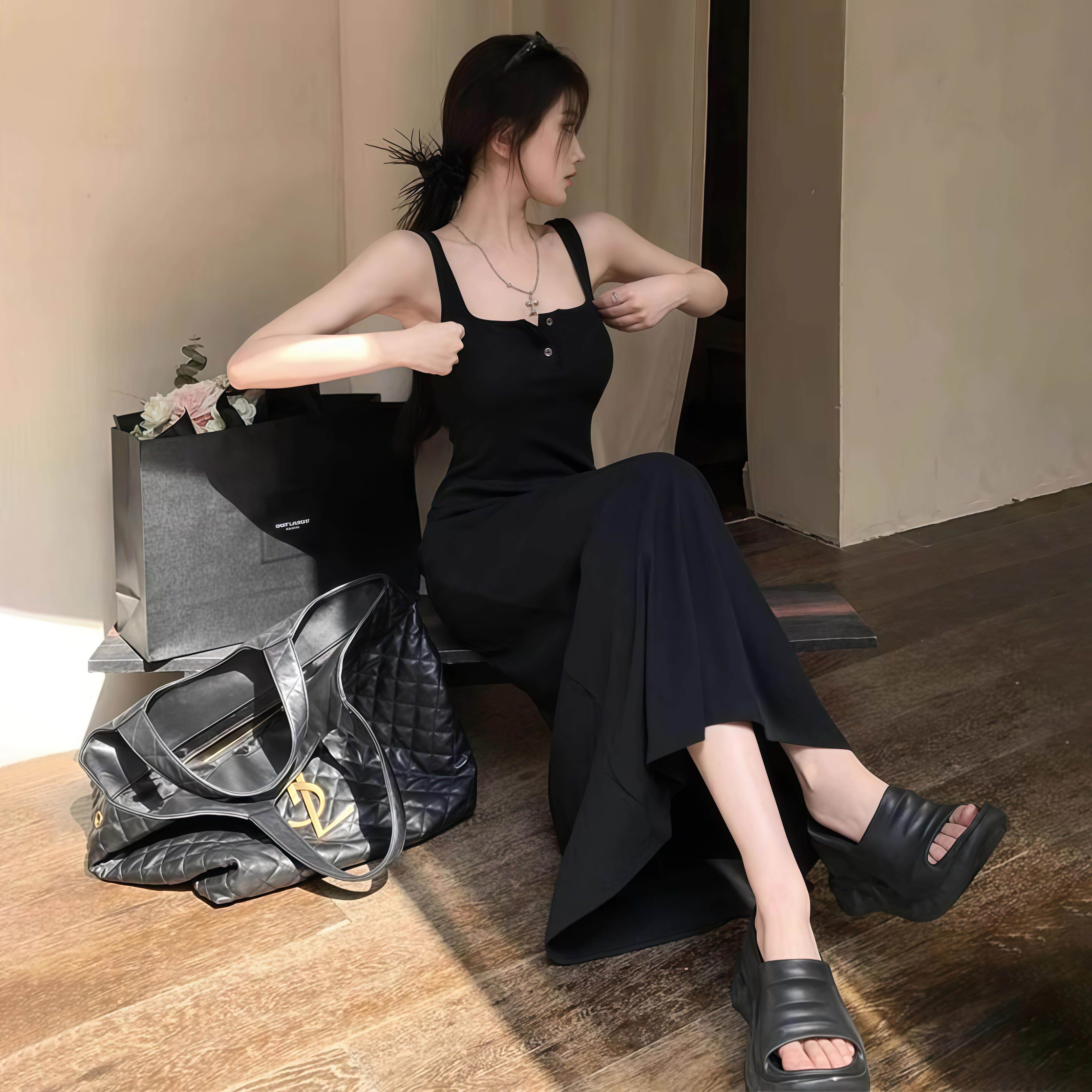 黑色吊带洋装女轻奢高级