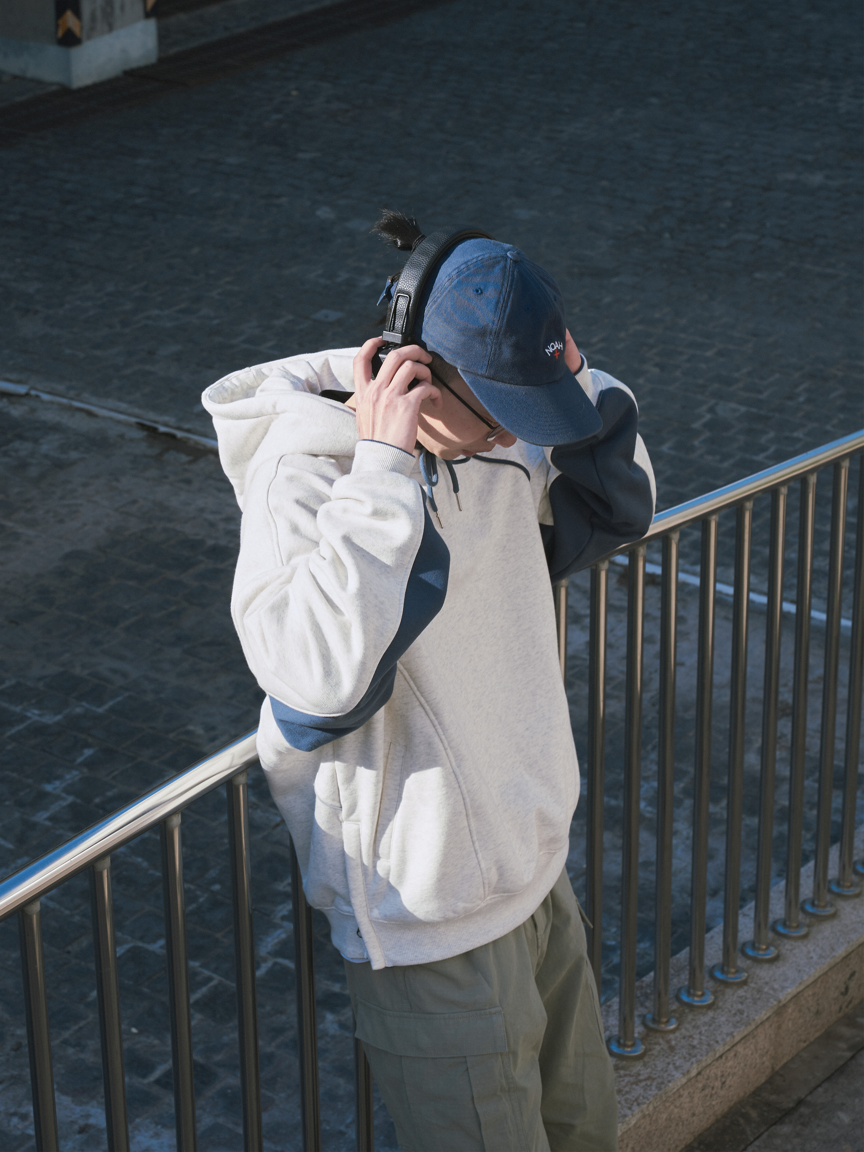 山川有物加绒拼色连帽卫衣