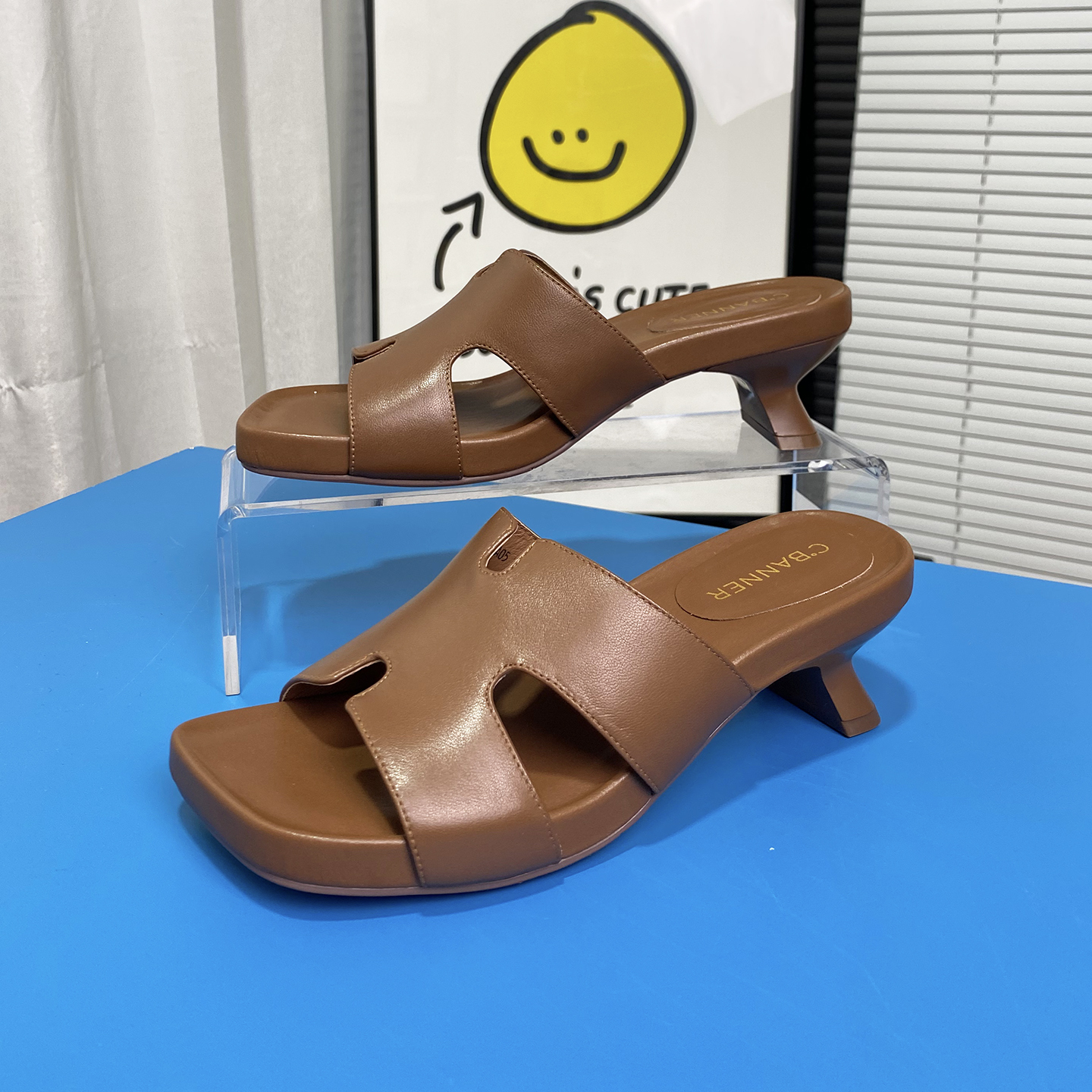 千百度女鞋2025新款夏季高跟凉鞋拖鞋外穿平底通勤白色A25386109
