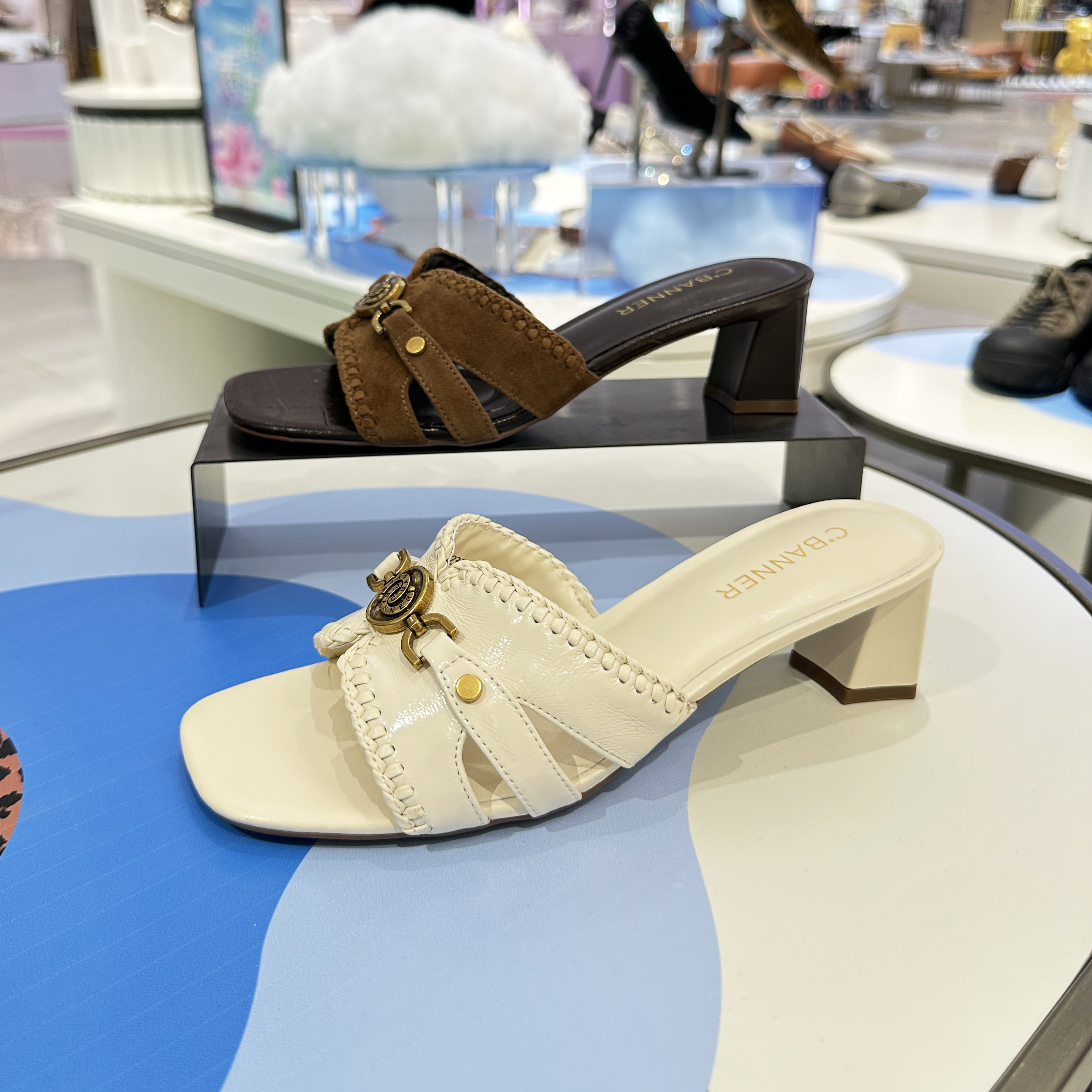 千百度女鞋高跟凉鞋拖鞋凉拖外穿白色粗跟方头2026新款A26386123