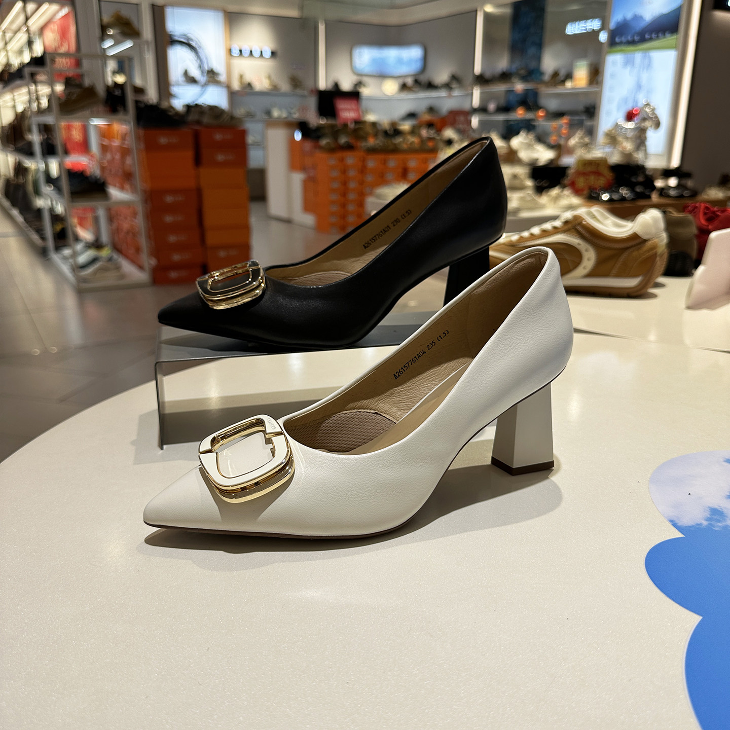 千百度女鞋粗跟高跟鞋2026新款春尖头白色方扣真皮百搭A26157761