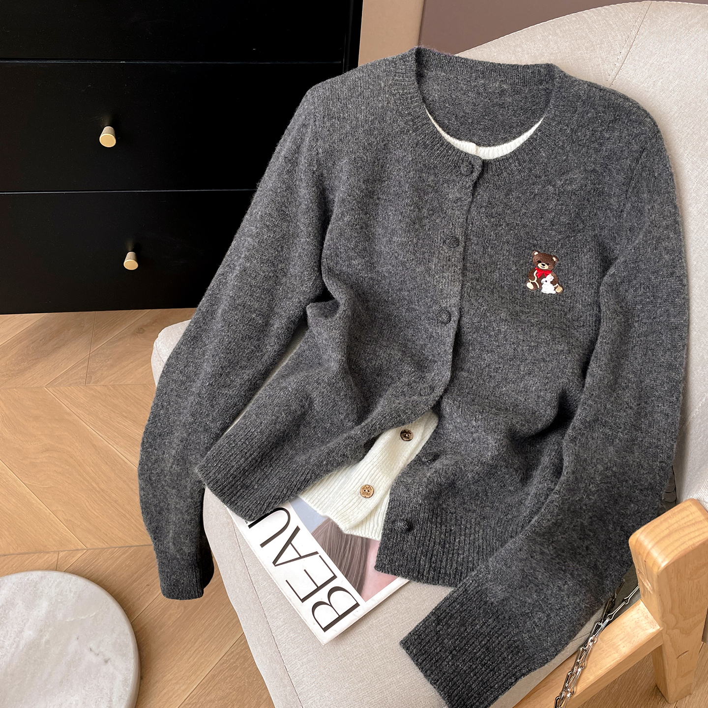 纯羊毛单排扣圆领开衫刺绣毛衣女