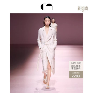 女装 MOI吕燕设计师款 COMME 亚麻混纺V领系带捏褶连衣裙 秀场同款